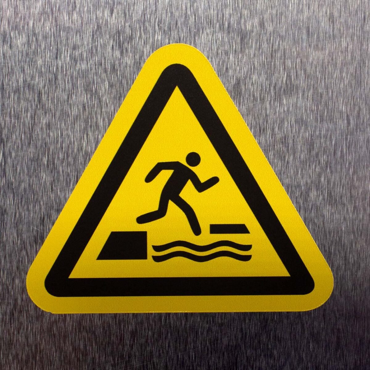 "Falling Into Water" Safety Sign – ANSI/ISO W068