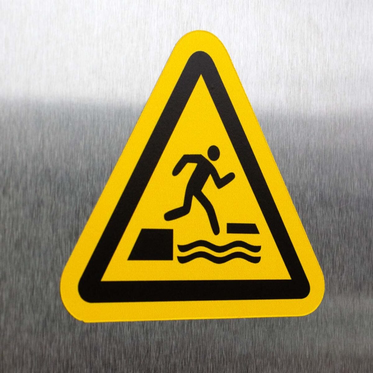 "Falling Into Water" Safety Sign – ANSI/ISO W068