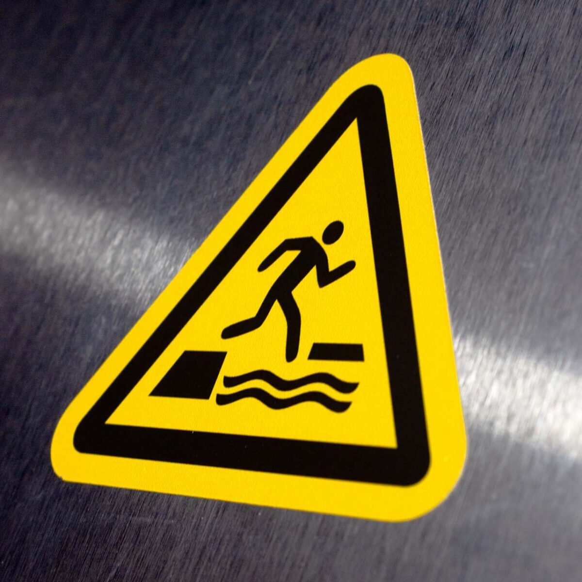 "Falling Into Water" Safety Sign – ANSI/ISO W068