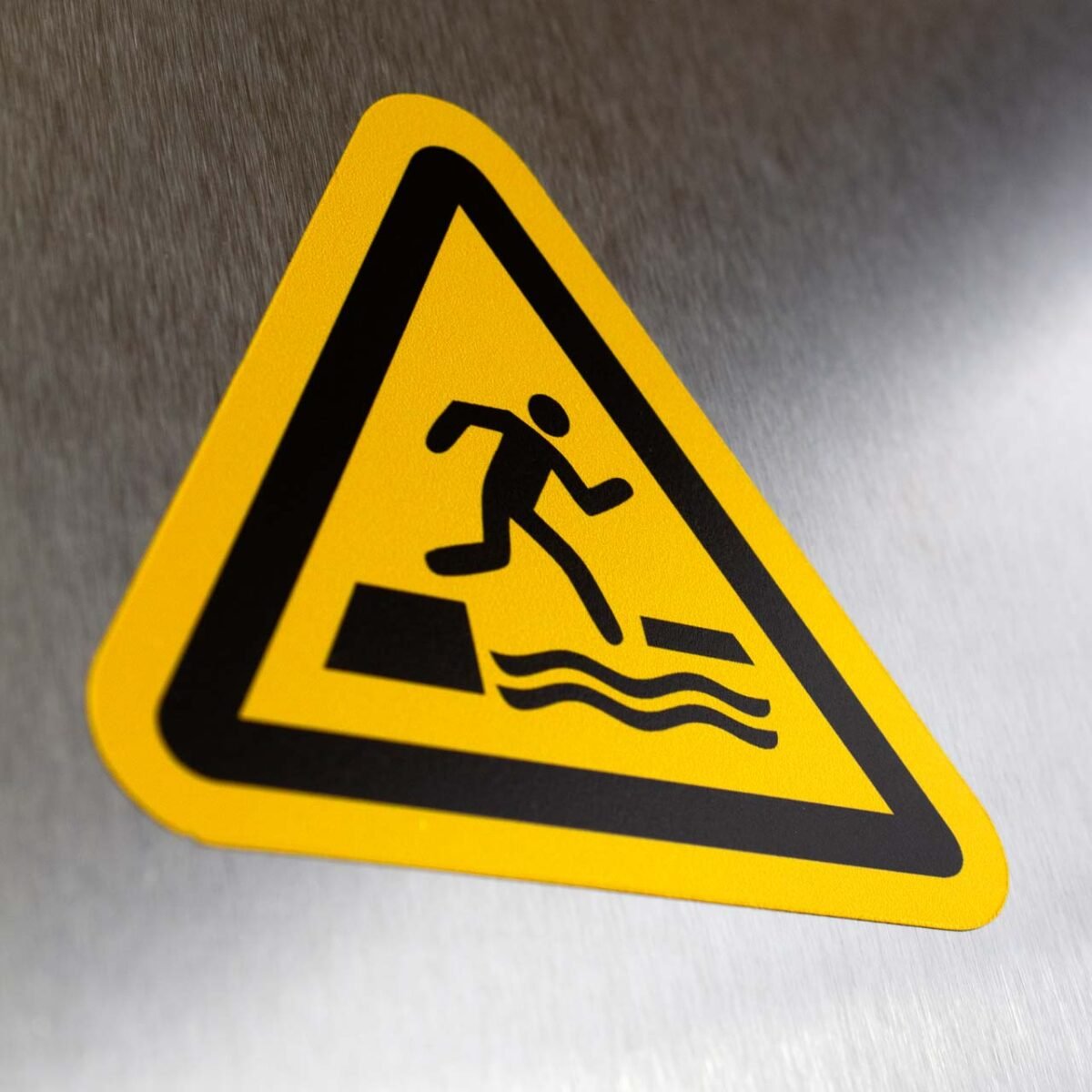 "Falling Into Water" Safety Sign – ANSI/ISO W068