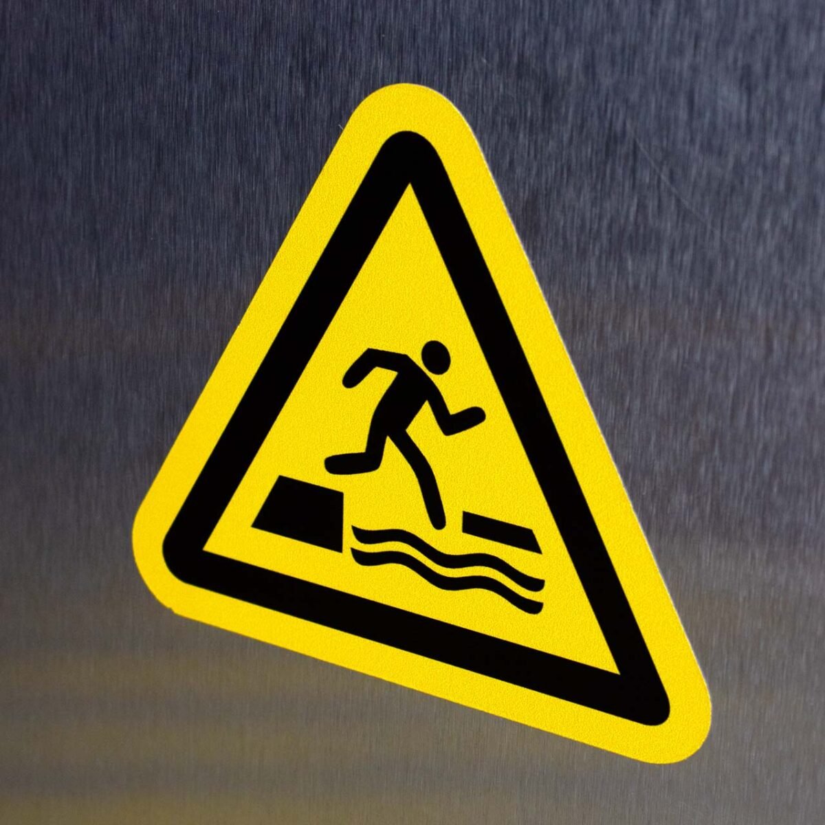 "Falling Into Water" Safety Sign – ANSI/ISO W068