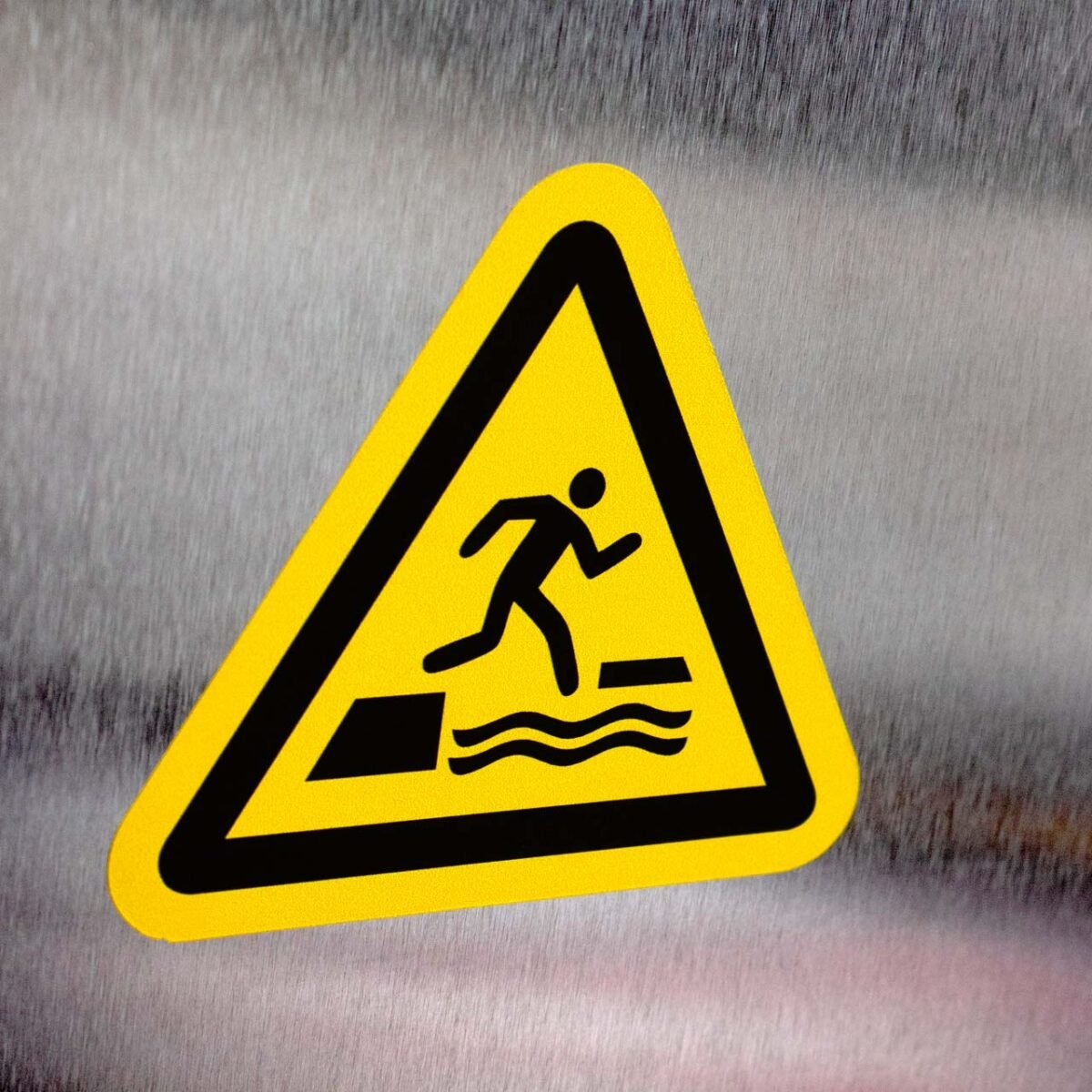 "Falling Into Water" Safety Sign – ANSI/ISO W068
