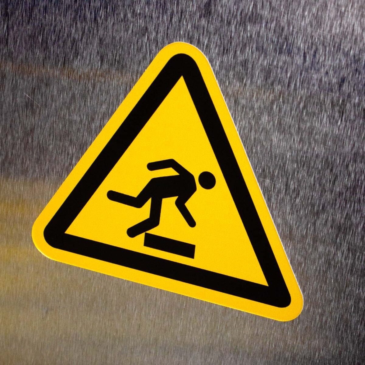 "Trip Hazard" Sign – ANSI/ISO W007