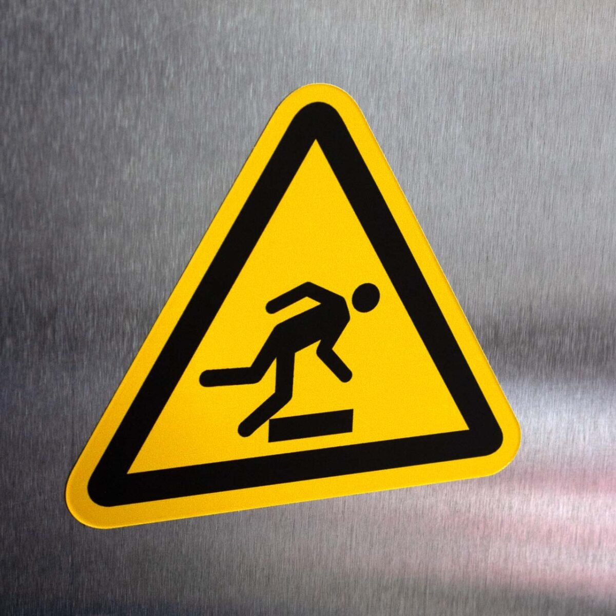 "Trip Hazard" Sign – ANSI/ISO W007