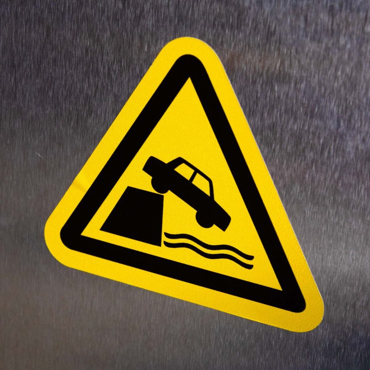 "Unprotected Edge Hazard" Sign – ANSI/ISO W051